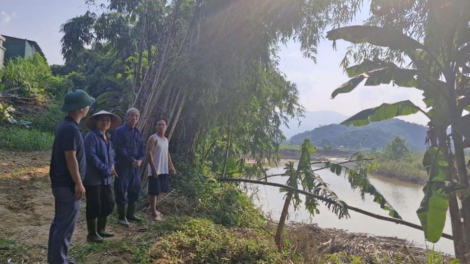 Người dân lo lắng thường trực trước việc đất dọc dòng chảy mới của Sông Lam nuốt hết nhà cửa, tài sản. 