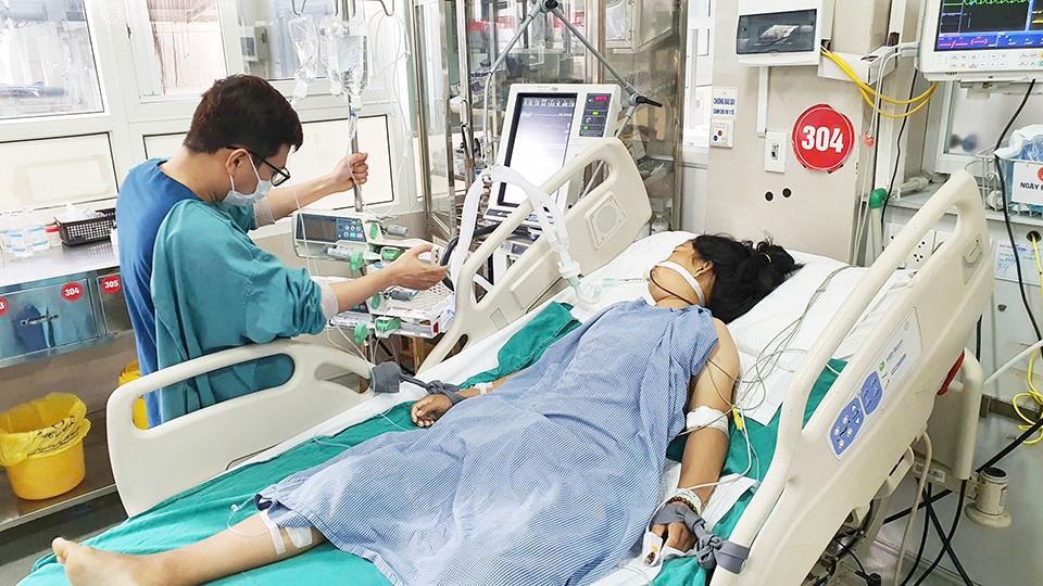 Bệnh nhân bỏ chạy thận, uống “nước” chữa bệnh, hôn mê phải đặt nội khí quản, thở máy. Ảnh: BVCC.