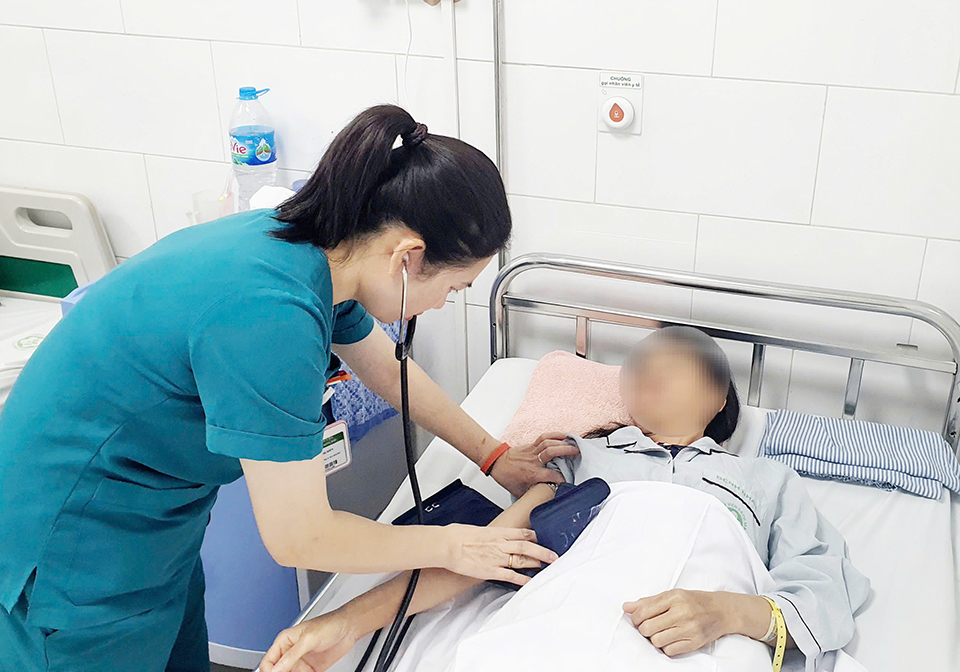 Bệnh nhân bị ngộ độc khi dùng liệu pháp chữa bệnh bằng uống nước kiềm. Ảnh: BVCC.