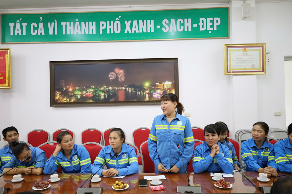 Chị Nguyễn Thị Hà – công nhân URECO chi nhánh Hai Bà Trưng bày tỏ xúc động tại buổi trao quà hỗ trợ.