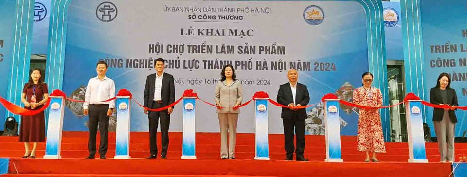 Các đại biểu cắt băng khai mạc Hội chợ sản phẩm công nghiệp chủ lực TP Hà Nội năm 2024. Ảnh: Hoài Nam