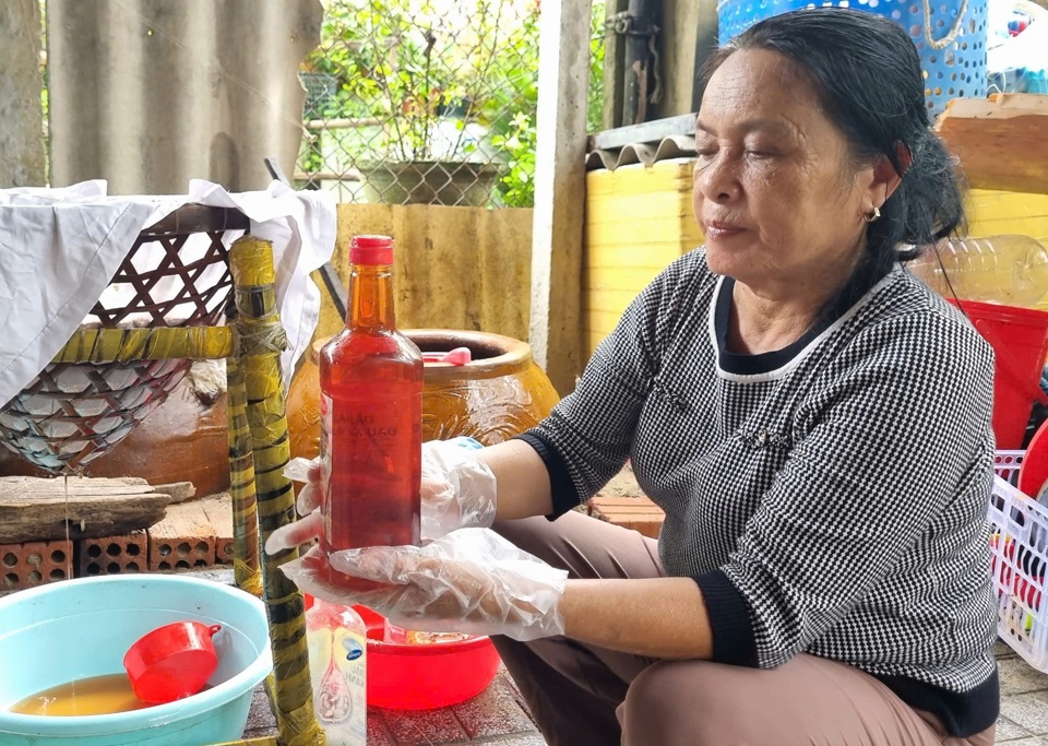 Bà Đặng Thị Tin gắn bó với nghề làm mắm truyền thống suốt 50 năm.