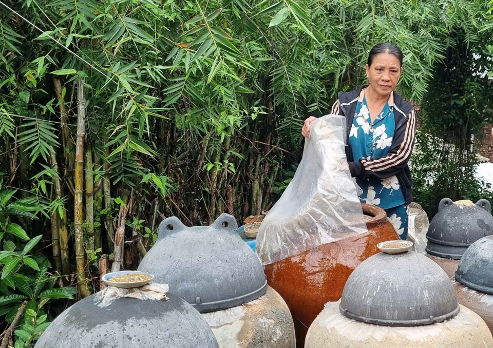 Cách ủ mắm truyền thống trong lu, ghè của các hộ dân ở Sa Cần.