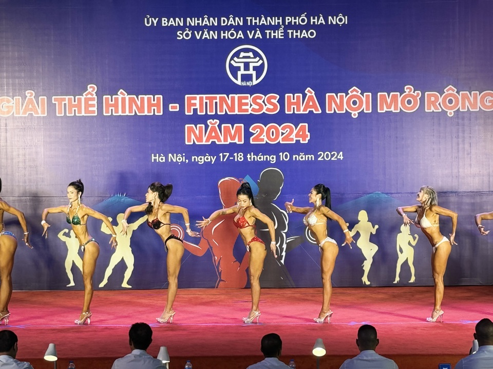 Các vận động viên nữ tham gia tranh tài ở các nội dung đầu tiên.