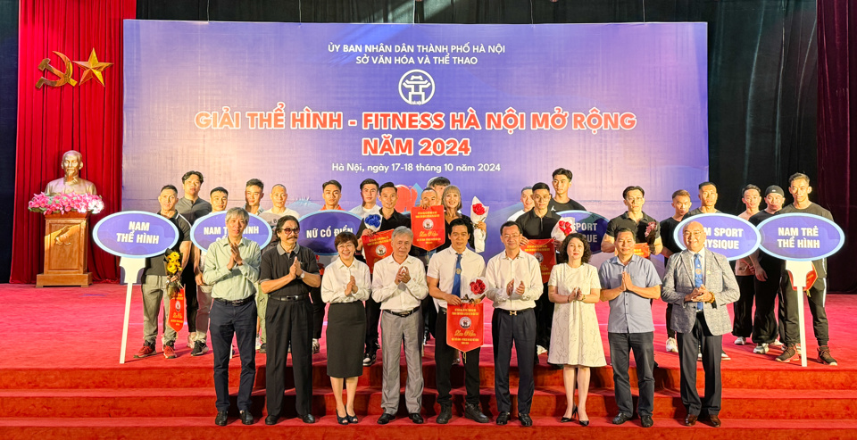 Ban Tổ chức và đại biểu tặng cờ lưu niệm các đội tham dự giải.