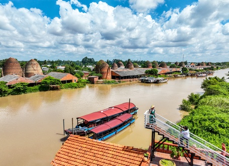 Làng gạch gốm đỏ bên dòng kênh Thầy Cai. Ảnh: HUỲNH LÂM