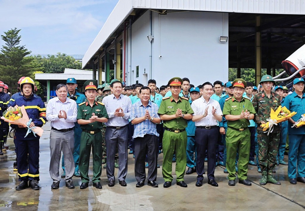 Kết thúc buổi diễn tập, Đại tá Nguyễn Thanh Điệp cùng lãnh đạo các ban ngành của tỉnh đã tặng hoa chúc mừng các lực lượng đã phối hợp thực hiện thành công buổi diễn tập.​​