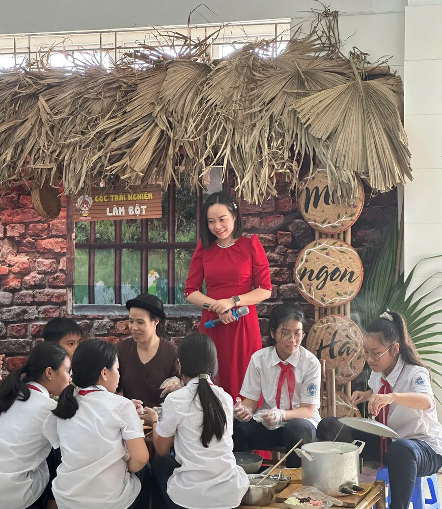 Tập làm bánh cuốn cùng các nghệ nhân Thanh Trì. Ảnh TA