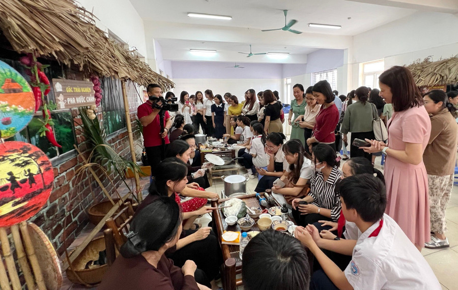 Học sinh quận Hoàng Mai trải nghiệm khám phá làng nghề bánh cuốn Thanh Trì. Ảnh HM