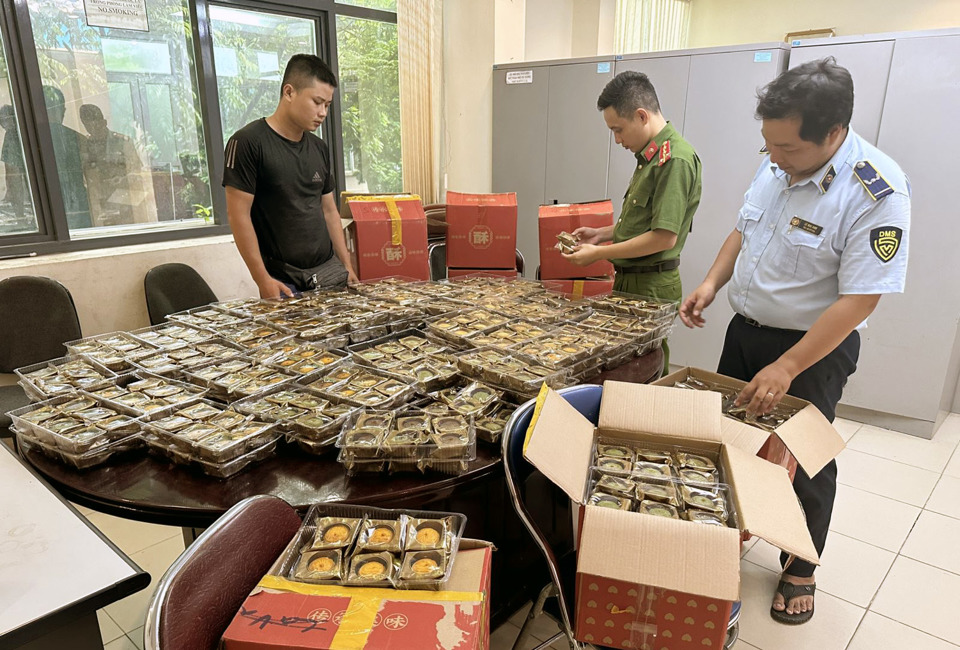 Quản lý thị trường Hà Nội bắt giữ bánh Trung thu nhập lậu. Ảnh: Hoài Nam