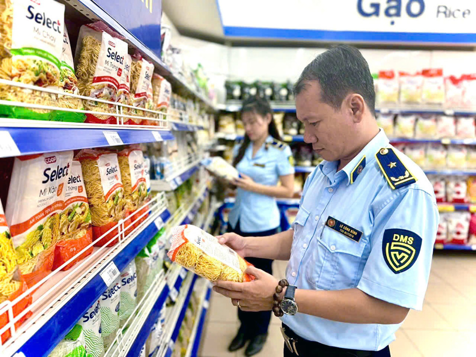 Quản lý thị trường Hà Nội kiểm tra hàng hóa tại hệ thống bán lẻ. Ảnh: Hoài Nam