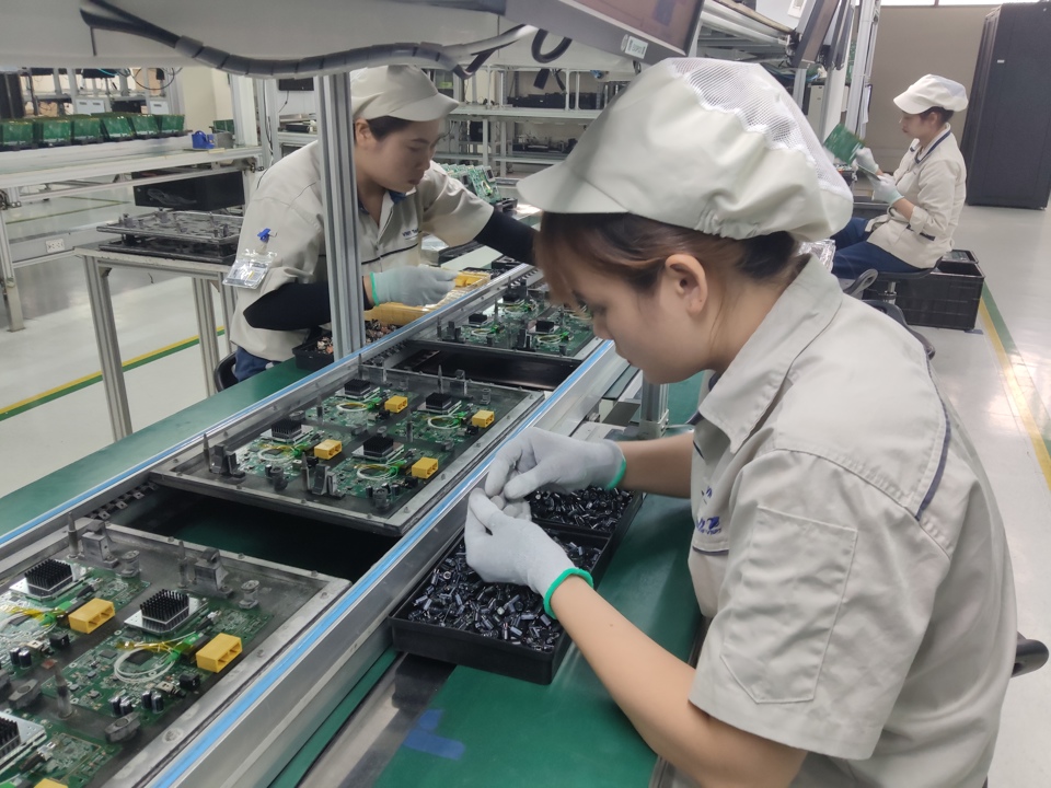 Sản xuất linh kiện điện tử trong dây chuyền của VNPT Technology tại Khu công nghệ cao Láng - Hòa Lạc. Ảnh: Khắc Kiên