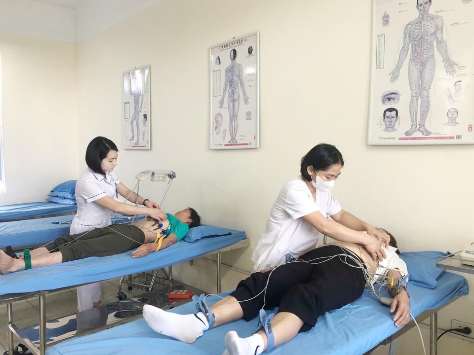 Sau khi có kết quả, các cán bộ, hội viên nông dân được y bác sĩ đọc kết luận về tình trạng bệnh, đưa ra khuyến cáo phương pháp điều trị kịp thời.