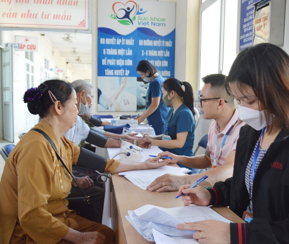 Trong chương trình, các y bác sĩ của Trung tâm Y tế huyện Sóc Sơn đã tiến hành khám nội khoa, đo huyết áp, điện tim, đo độ loãng xương, khám mắt, xét nghiệm máu… cho cán bộ, hội viên nông dân trên địa bàn 26 xã, thị trấn.