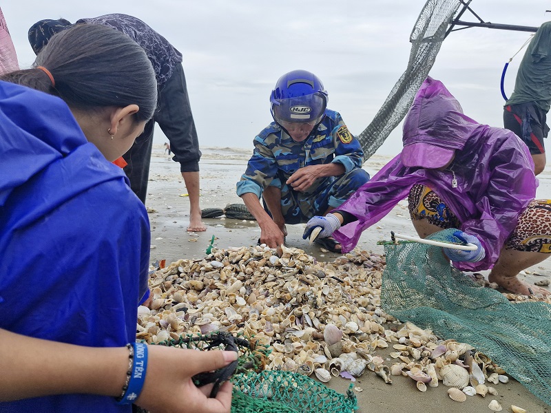 Sau khi vớt lên, mọi người lựa chọn những con còn sống để làm thức ăn hoặc đem đi tiêu thụ