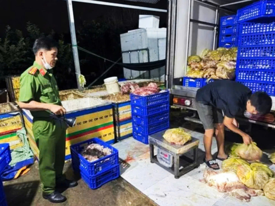 Số thịt heo, lòng thối được phát hiện tại cơ sở giết mổ do ông Lê Văn Tiến (ngụ ở huyện Trảng Bom, Đồng Nai) làm chủ.
