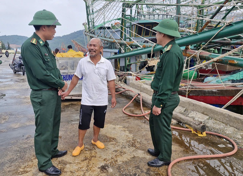 Cán bộ, chiến sĩ Đồn Biên phòng Cửa Sót tích cực hỗ trợ, động viên ngư dân vươn khơi bám biển