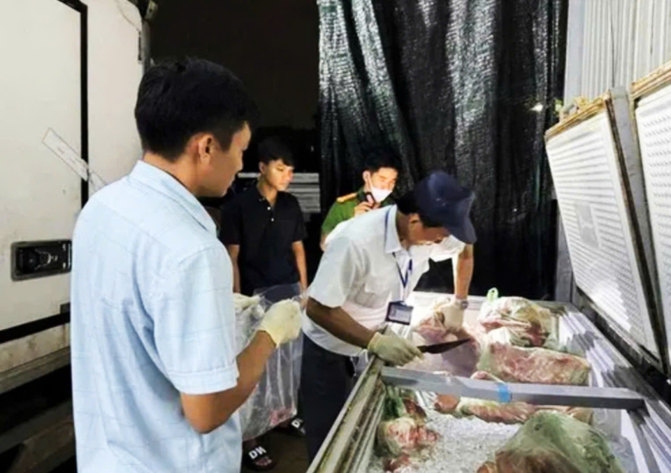 Tại cơ sở giết mổ heo trái phép của ông Lê Văn Tiến (xã Bình Minh, huyện Trảng Bom, tỉnh Đồng Nai), lực lượng chức năng kiểm tra số thịt heo bệnh chết đã được mổ thịt cất vào tủ đá chờ ngày mang đi tiêu thụ.