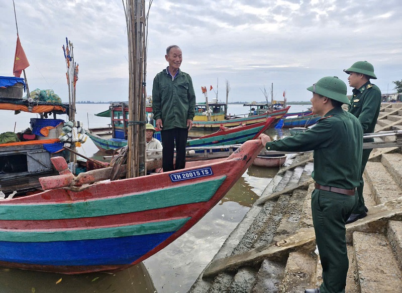 Lực lượng Bộ đội Biên phòng Hà Tĩnh chủ động nắm bắt lịch trình di chuyển của tàu thuyền, duy trì thông tin liên lạc để sẵn sàng hỗ trợ, ứng cứu khi cần thiết