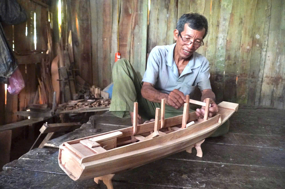 Ông Nguyễn Văn Tốt (Bảy Tốt) đã mang đến một làn gió mới cho làng nghề đóng xuồng ghe rạch Bà Đài. Ảnh Nguyễn Cường