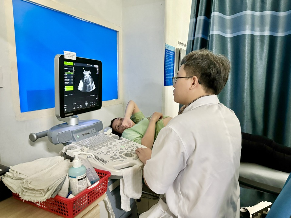Đầu tư cơ sở vật chất là một trong những giải pháp nhằm nâng cao chất lượng chăm sóc sức khỏe thai phụ và giảm thiểu tình trạng sinh con tại nhà.
