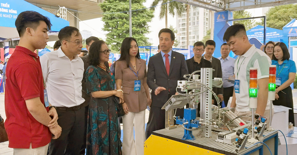 Các đại biểu tham quan nơi trưng bầy giới thiệu sản phẩm công nghệ số tại triển lãm. Ảnh: Hoài Nam