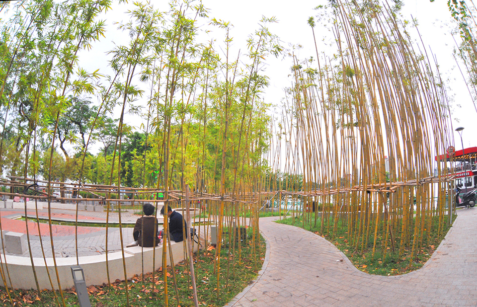 Đến thời chúa Trịnh Giang (1729 - 1740), chúa đã lấy một khu đất nằm phía Nam hồ ở làng Trúc Yên để xây cung điện làm nơi tĩnh dưỡng, gọi là Trúc Lâm Viện. Tuy nhiên, chỉ vài năm sau, cung điện trở thành lãnh cung giam giữ các cung nữ có tội. Các cung nữ phải dệt lụa để mưu sinh kiếm sống và lụa họ dệt ra nổi tiếng khắp vùng, được gọi là