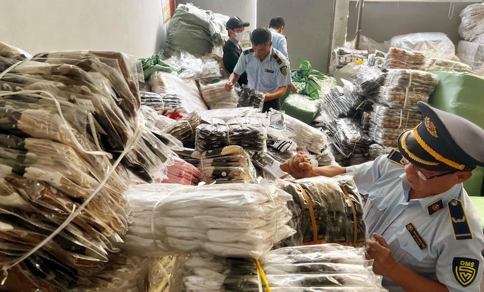 Lực lượng quản lý thị trường kiểm tra hộ kinh doanh tại ngõ 199 đường Đình Xuyên (Gia Lâm). Ảnh: Hoài Nam