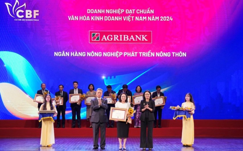 Đại diện Agribank nhận chứng nhận “Doanh nghiệp đạt chuẩn văn hóa kinh doanh Việt Nam” năm 2024.