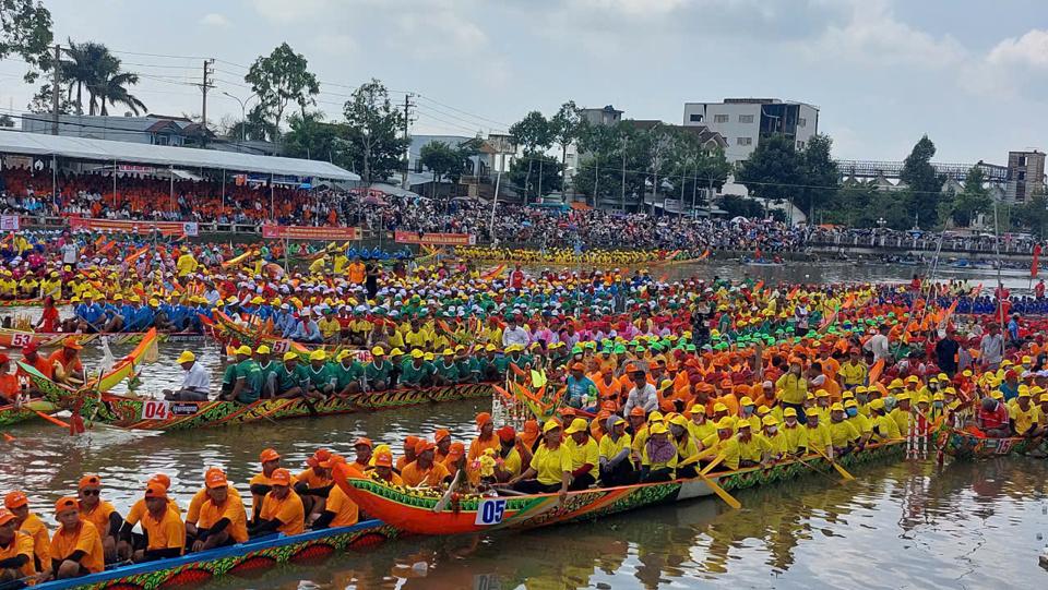 Giải đua năm nay có 60 đội ghe ngo (53 đội nam và 7 đội nữ) tham gia tranh tài.