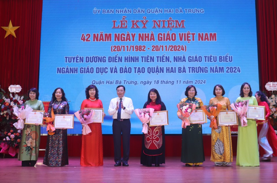 Bí thư Quận ủy Nguyễn Văn Nam trao Bằng khen của Bộ GD&ĐT cho 7 tập thể xuất sắc