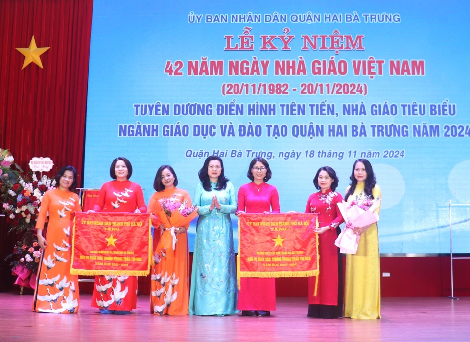 Lãnh đạo Sở GD&ĐT Hà Nội trao Cờ thi đua cấp TP cho 2 đơn vị xuất sắc của Quận Hai Bà Trưng 