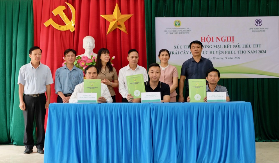 Sau khi thăm quan thực tế, hai doanh nghiệp đã ký kết biên bản ghi nhớ hợp tác tiêu thụ sản phẩm trái cây chủ lực với 4 hợp tác xã của huyện Phúc Thọ. Đây là tiền đề để huyện Phúc Thọ tiếp tục phát triển mở rộng các chuỗi liên kết sản xuất - tiêu thụ trái cây chủ lực theo hướng bền vững, giá trị cao.