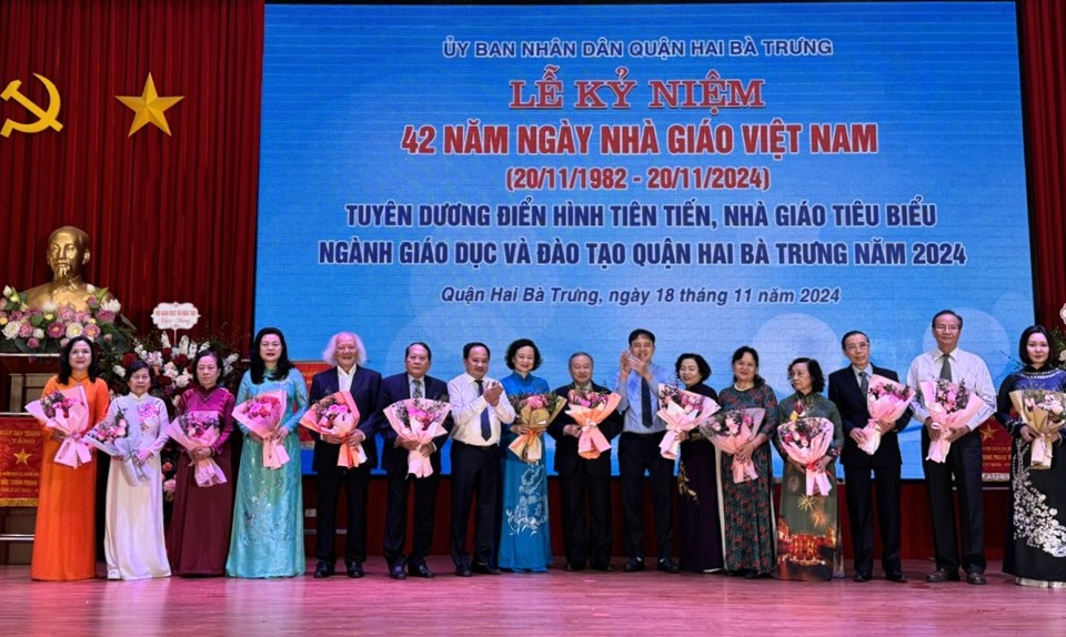 Lãnh đạo Quận Hai Bà Trưng tri ân các Nhà giáo Ưu tú và lãnh đạo, nguyên lãnh đạo, cán bộ, chuyên viên phòng GD&ĐT, Ban giám hiệu các trường học 