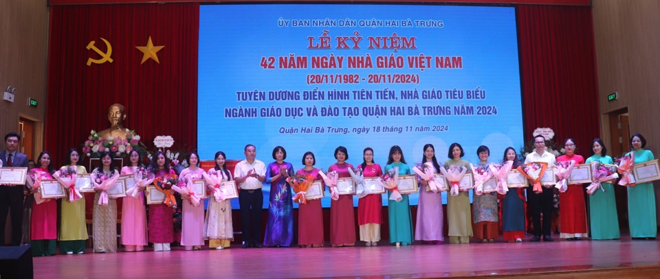 Lãnh đạo Quận Hai Bà Trưng trao Giấy khen cho các cá nhân có thành tích đột xuất tại các Hội thi cấp TP năm học 2023-2024, Học kỳ I năm học 2024-2025 
