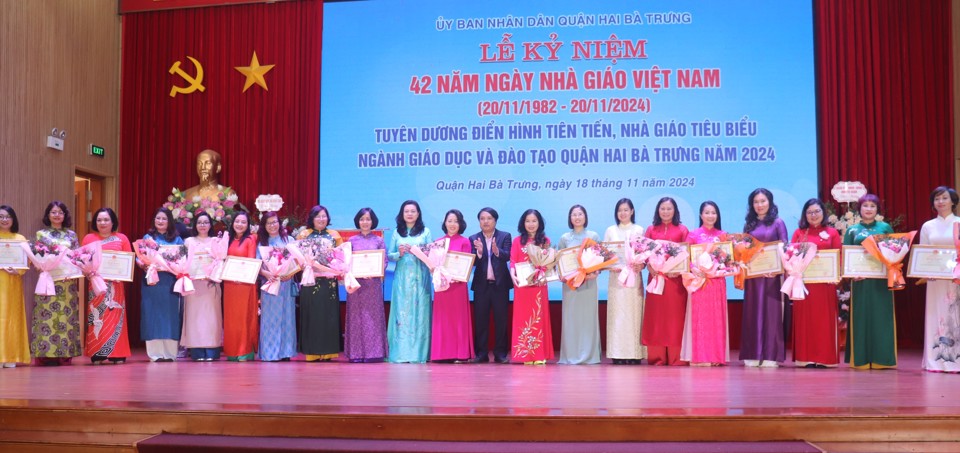 Phó Giám đốc Sở GD&ĐT Hà Nội Trần Lưu Hoa trao Bằng khen cho các cá nhân xuất sắc ngành GD&ĐT Quận Hai Bà Trưng 