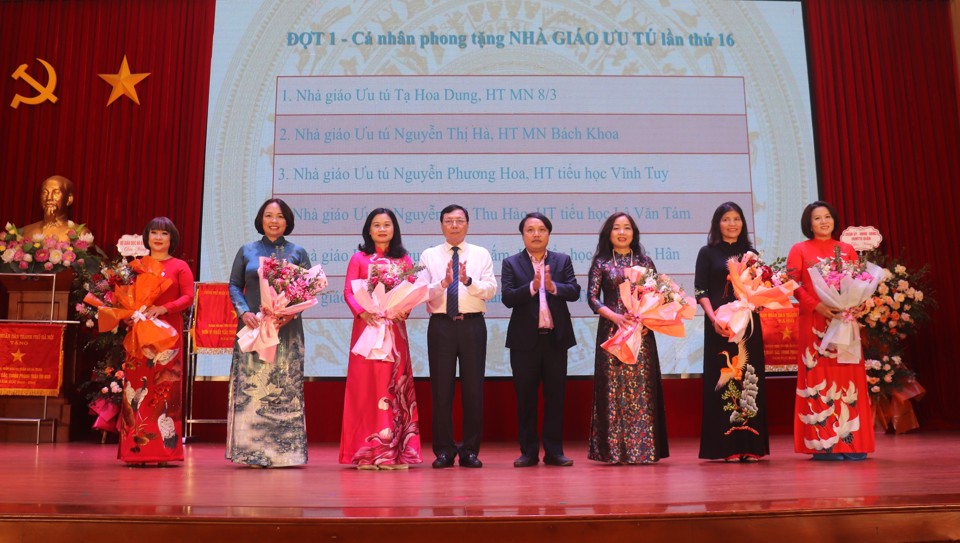 Vụ phó Vụ Giáo dục tiểu học Tạ Ngọc Trí, Bí thư Quận ủy Hai Bà Trưng Nguyễn Văn Nam tặng hoa chúc mừng 6 nhà giáo được phong tặng danh hiệu ''Nhà giáo Ưu tú'' năm 2024 