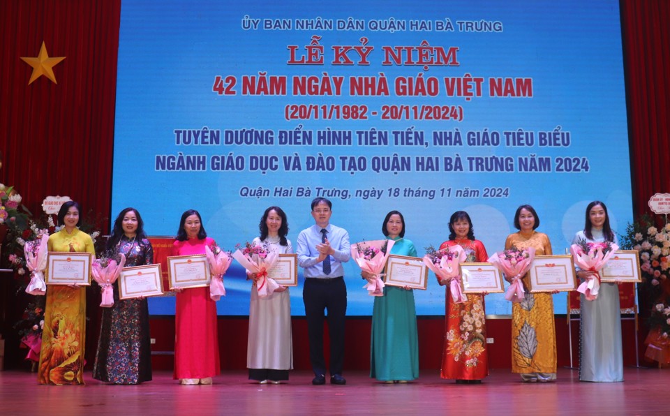 Chủ tịch UBND Quận Hai Bà Trưng Nguyễn Quang Trung trao Bằng khen của Chủ tịch UBND TP cho các tập thể, cá nhân 