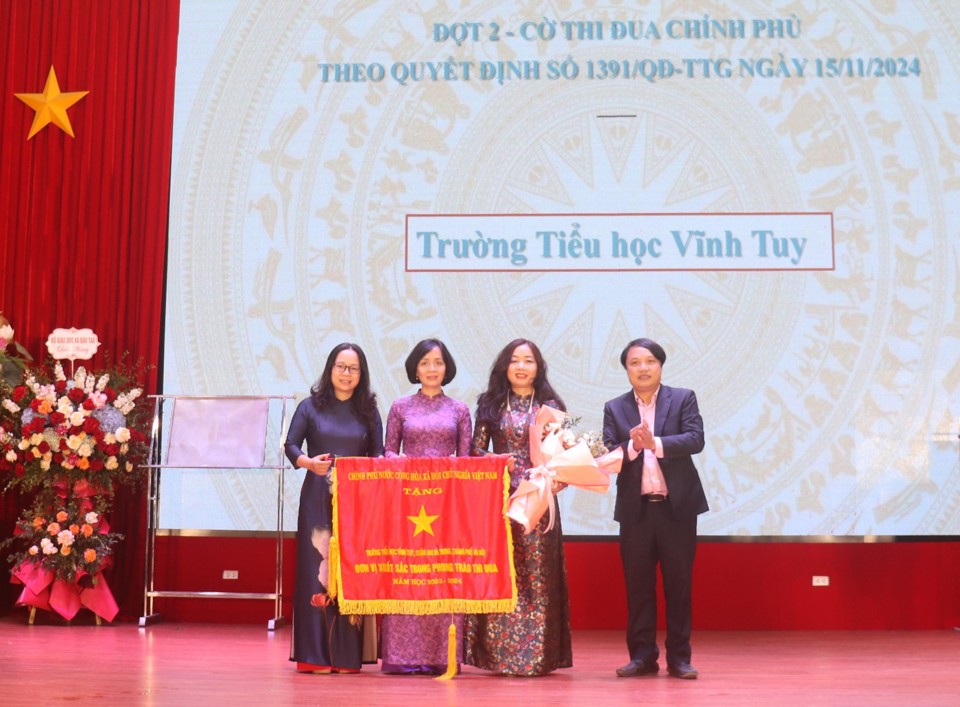 Tập thể trường Tiểu học Vĩnh Tuy (Quận Hai Bà Trưng) đón nhận Cờ thi đua của Chính phủ 