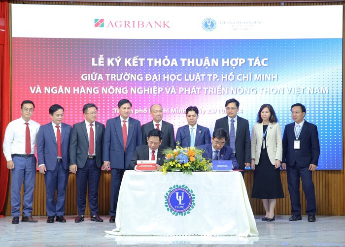 Ông Hoàng Minh Ngọc - Phó Tổng Giám đốc Agribank ký kết thỏa thuận hợp tác với Trường Đại học Luật Thành phố Hồ Chí Minh.