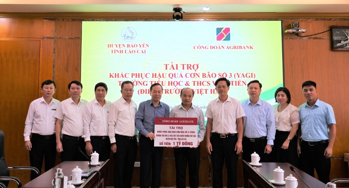 Ông Phạm Hồ Bắc, Phó Chủ tịch Thường trực Công đoàn Agribank trong chương trình hỗ trợ ngành giáo dục tỉnh Lào Cai khắc phục hậu quả cơn bão số 3.