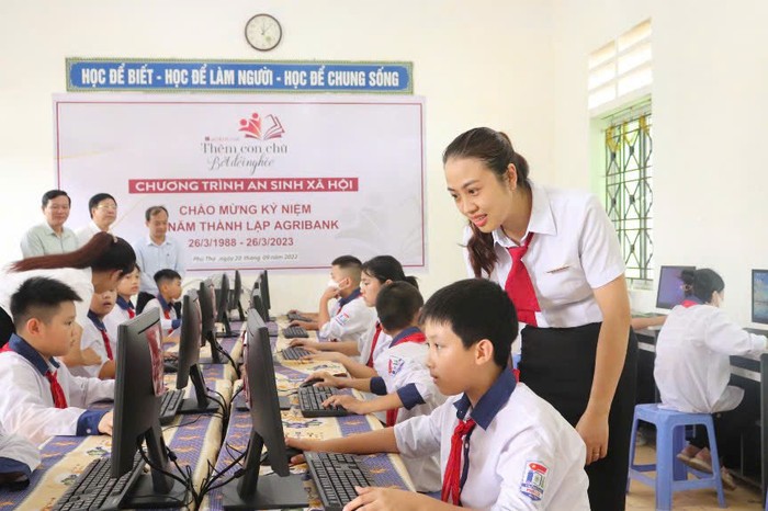 Agribank trao tặng máy vi tính để bàn cho học sinh trong chương trình