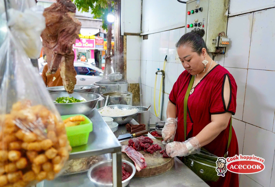 Để làm ra một bát phở phải trải qua nhiều công đoạn với yêu cầu về kỹ thuật riêng, đòi hỏi kỹ năng, kỹ thuật chế biến của chủ quán phở.