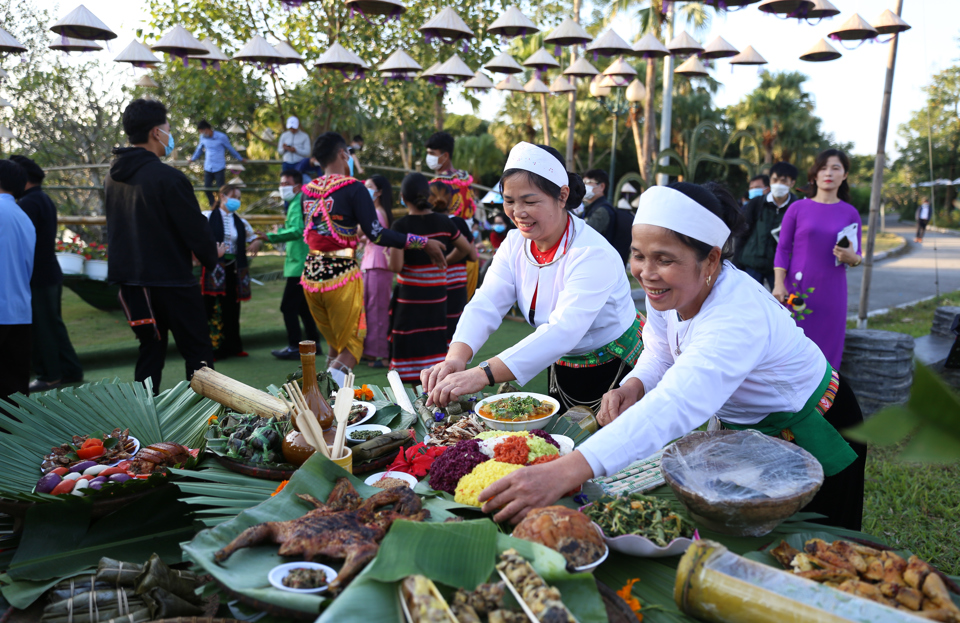 Du khách có thể trải nghiệm ẩm thực độc đáo của đồng bào dân tộc tại chợ phiên vùng cao. Ảnh: Hải Yến
