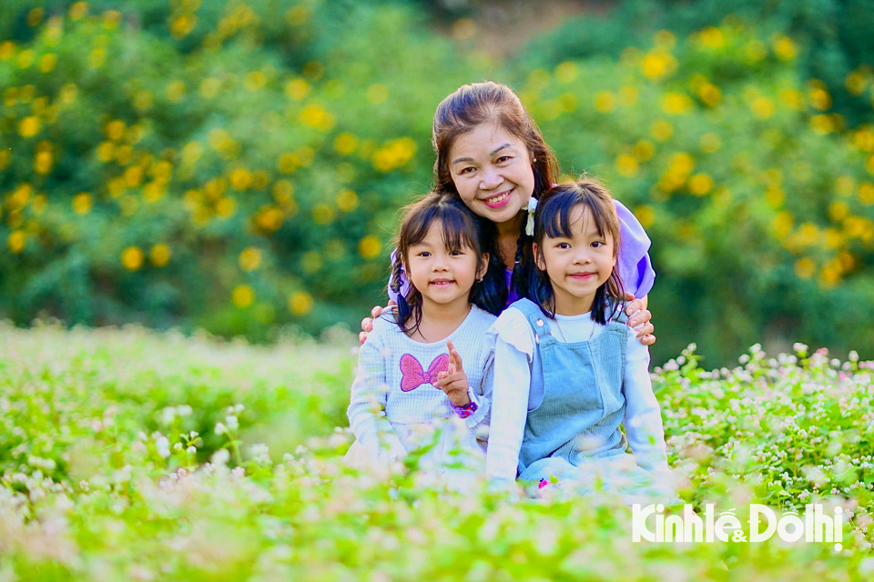 Nhiều em nhỏ được gia đình đưa tới đây để chiêm ngưỡng và chụp ảnh cùng loài hoa biểu tượng du lịch của Hà Giang.