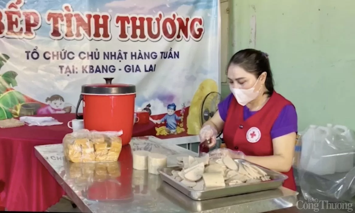 Gia Lai: Ấm lòng những suất cơm miễn phí đến với bệnh nhân nghèo