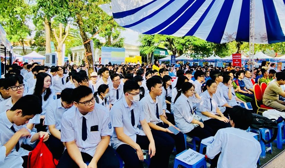 Trung tâm Dịch vụ việc làm Hà Nội phối hợp với Phòng LĐTB&XH quận, huyện; các trường đại học thực hiện nhiều phiên giao dịch việc làm. Ảnh: Trần Oanh