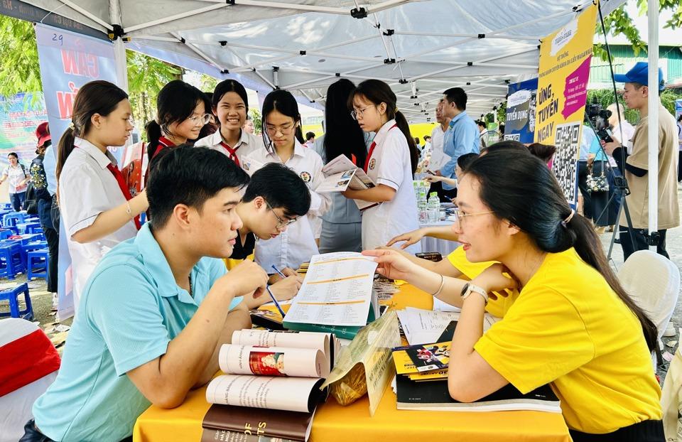 Lao động trẻ, học sinh, sinh viên đang tìm hiểu các thông tin việc làm tại phiên giao dịch việc làm quận Tây Hồ năm 2024. Ảnh: Trần Oanh