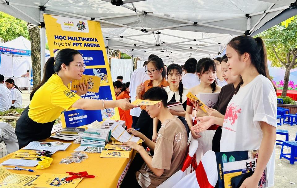 Học sinh, sinh viên tham gia các phiên giao dịch việc làm giúp sớm tiếp cận thị trường lao động để có sự chuẩn bị cho bản thân. Ảnh: Trần Oanh