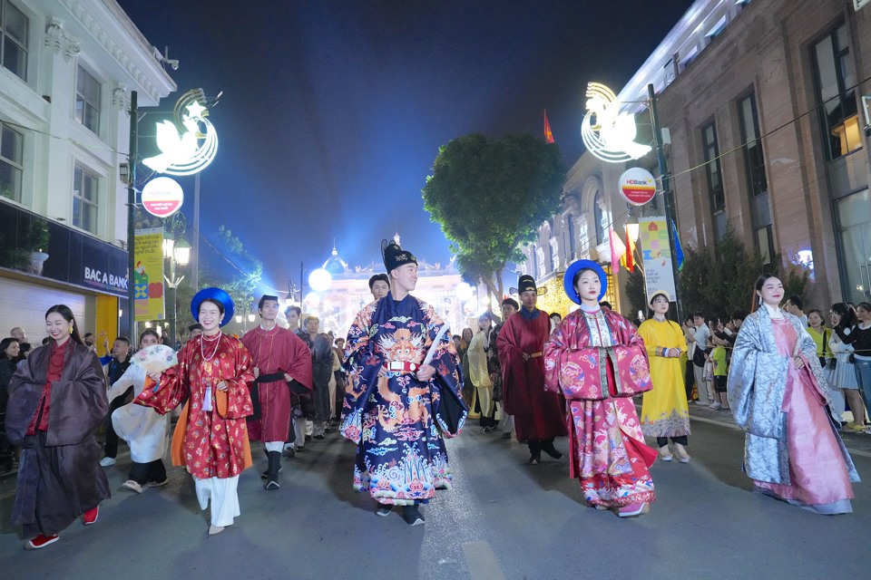 Trình diễn áo dài tại Lễ hội Thiết kế sáng tạo Hà Nội 2024. Ảnh: Lại Tấn